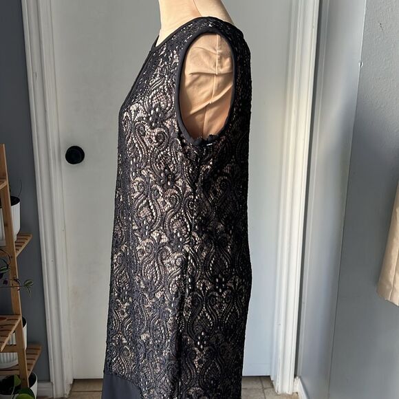 Short Lace Sheath Dress with Keyhole - Picture 6 of 11